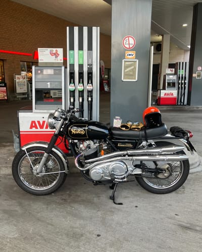 LET THE GOOD TIMES ROLL ⚡️ #archieandmimmy #denimandiron #norton #commando750 #grandtour